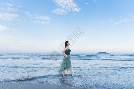 海滩游玩女孩夏季少女海边玩耍背景