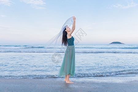 文艺清新海边的少女侧影背景