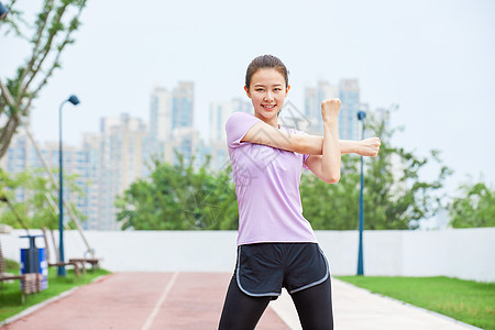 美女在户外公园做热身运动高清图片