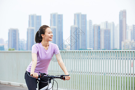 户外骑行青年女性户外公园里骑行背景