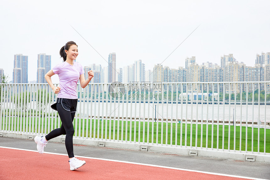 青年女性户外健身跑步图片