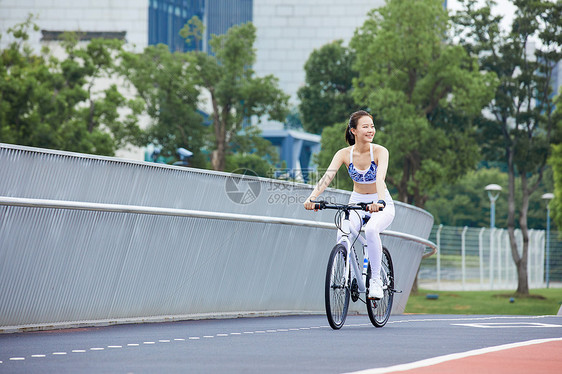 女性户外运动骑行图片