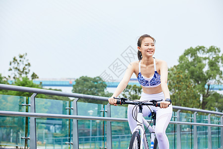 学骑自行车女性户外运动骑行背景