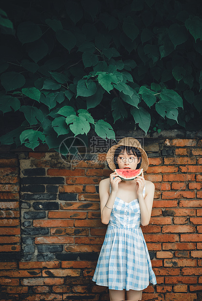 夏季大暑吃西瓜乘凉女孩图片