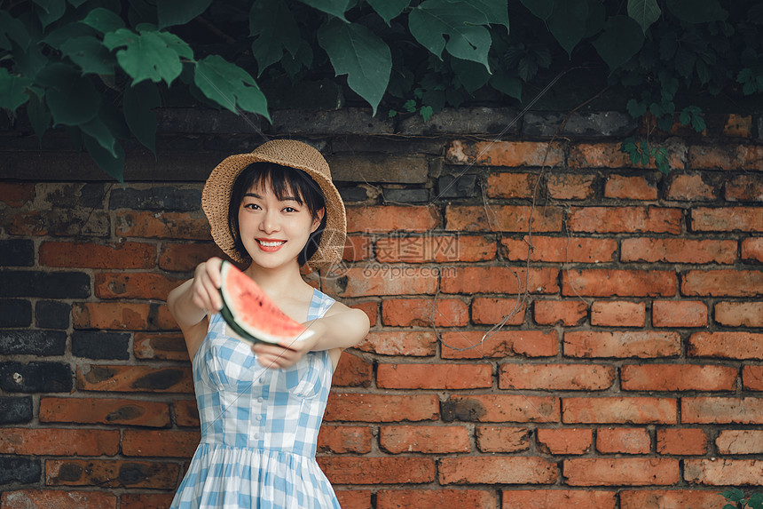 夏季小清新吃西瓜的女孩图片