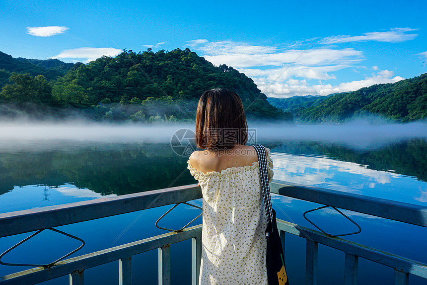 湖边看风景的女孩图片