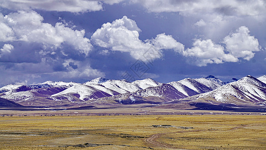 西藏朝拜西藏念青唐古拉山背景