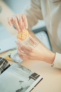 女生零食女生办公室吃零食背景