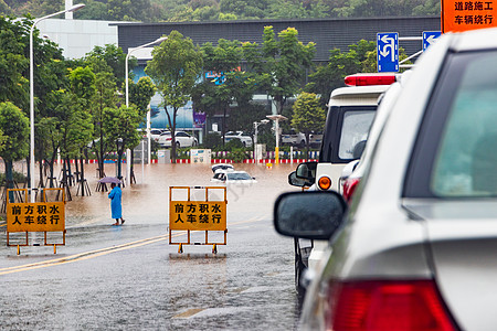 工作人员城市暴雨街道洪水内涝背景