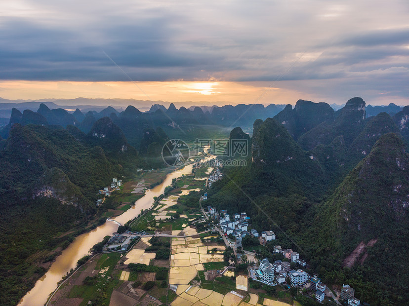 桂林阳朔漓江夕阳航拍图片