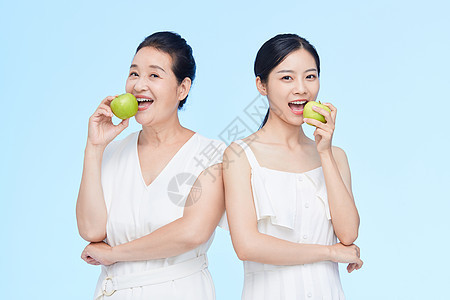 老年女性和年轻美女吃苹果图片