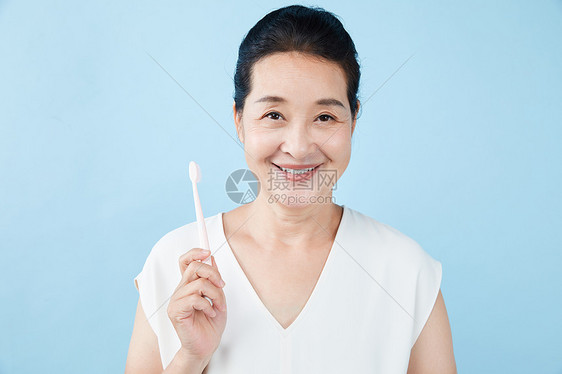 老年女性手拿牙刷展示图片
