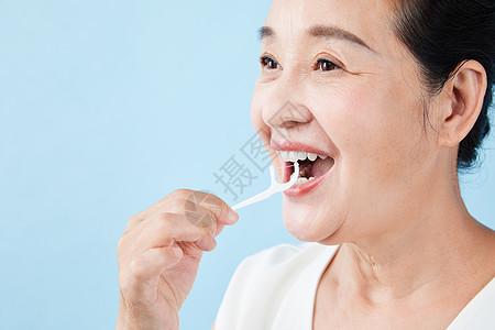 老年女性使用牙线棒图片