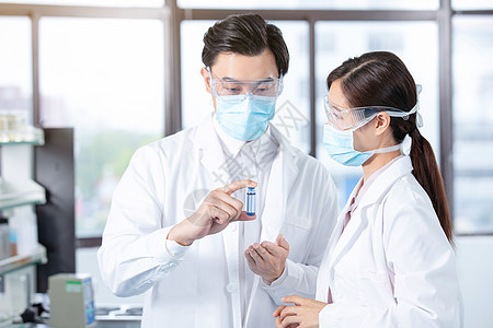 医疗科研人员一起讨论研制疫苗人物高清图片素材
