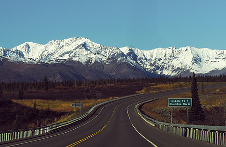 美国道路美国阿拉斯加自驾公路沿途雪山风光背景