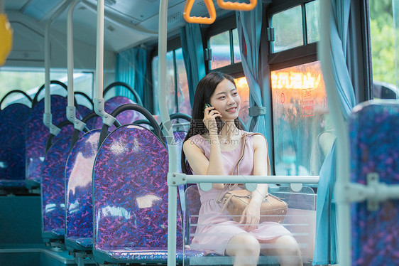 公交车上打电话的青年女性图片
