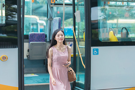 公交车到站下车的年轻女性高清图片