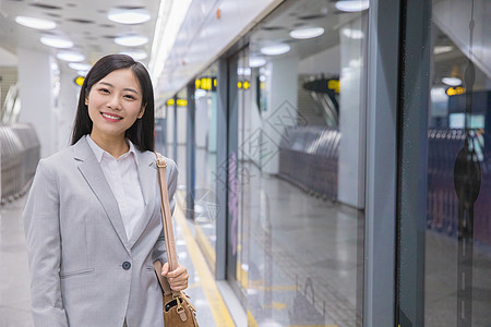 商务女性地铁站内等待地铁形象图片