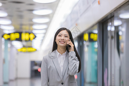 商务女性在地铁站打电话背景图片