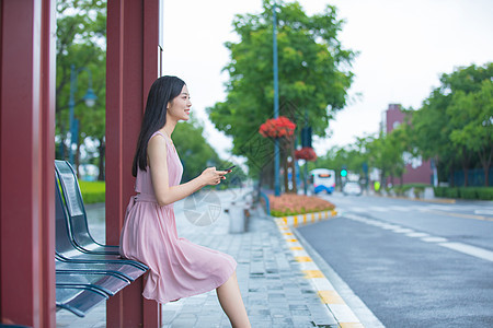 在公交车站台等待的青年女性图片