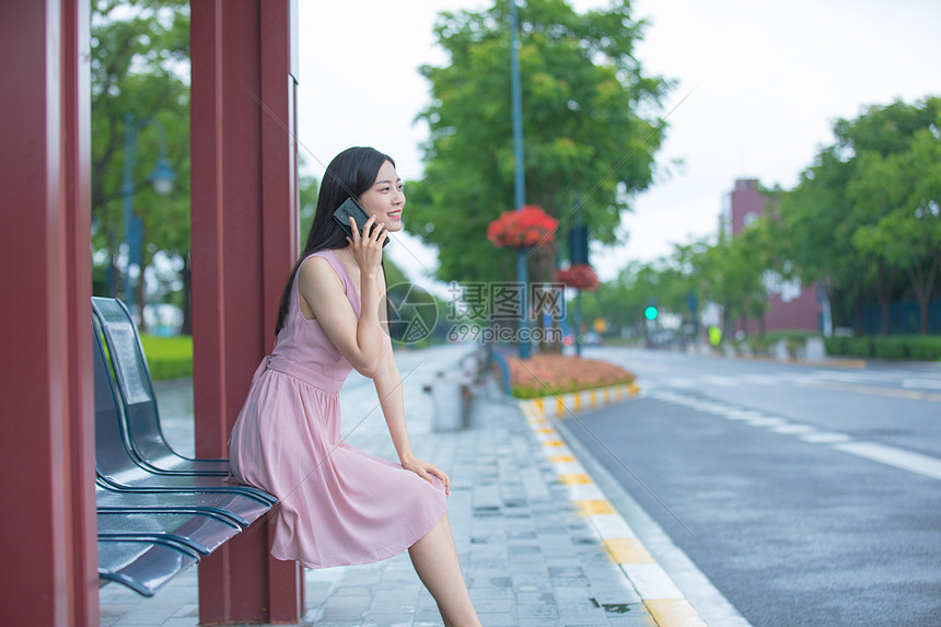 青年女性公交站台打电话图片