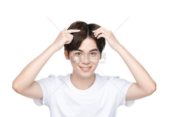 青年男性整理发型图片