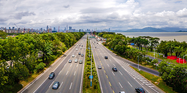 海边公路航拍深圳湾车流交通红树湾路段背景