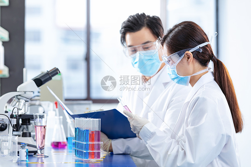 科研人员记录医疗实验数据