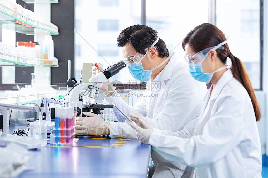 科研人员记录医疗实验数据
