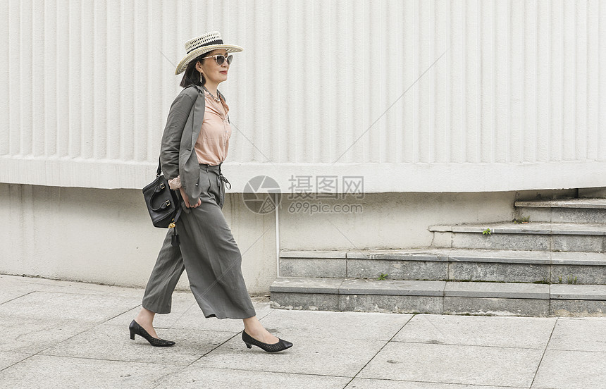 中年女性走在户外街拍图片