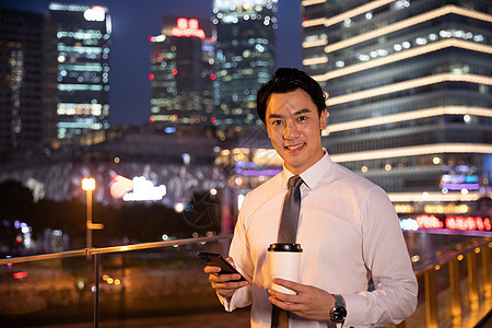 夜晚天桥上的都市商务男性图片