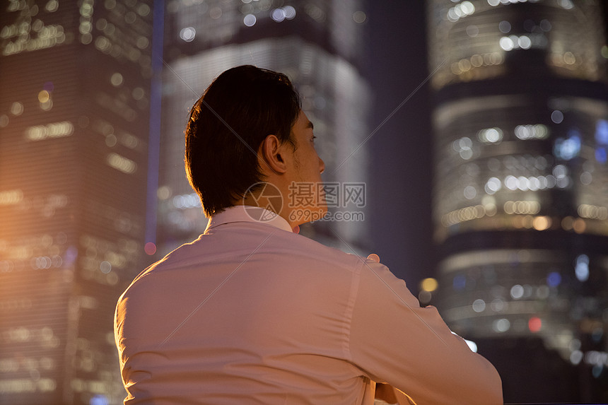 照片 职业形象 夜晚天桥上的都市商务男性背影.jpg