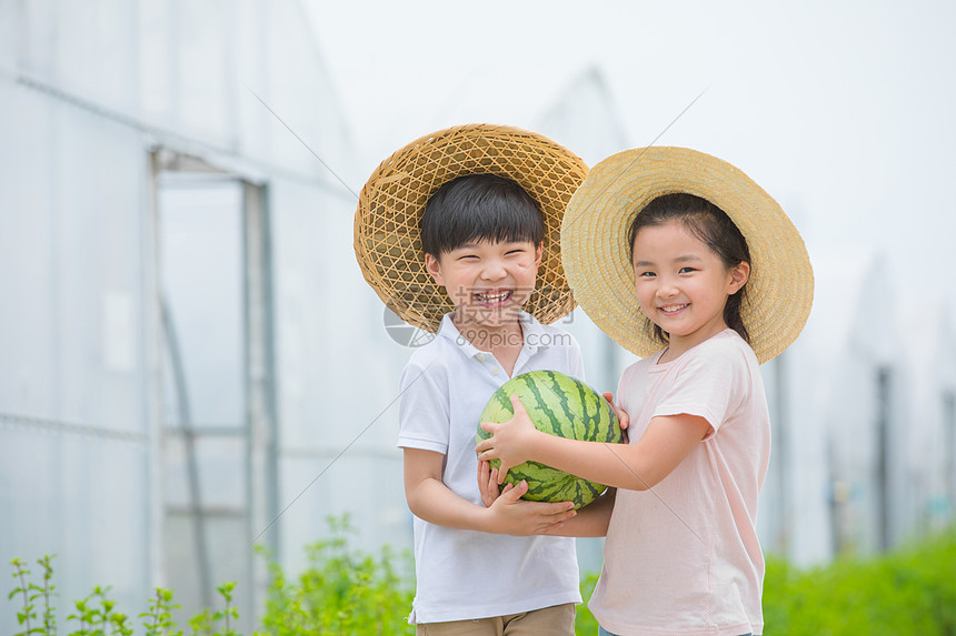 小朋友们在户外抱着大西瓜图片