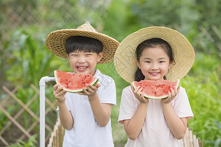 吃西瓜儿童夏天小朋友们在户外吃西瓜背景