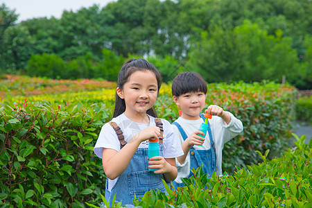 小朋友在户外玩吹泡泡图片