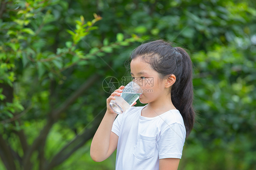 小女孩在户外喝水图片