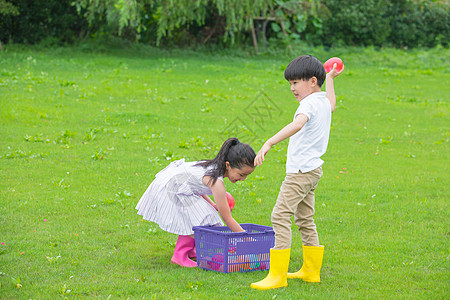 玩球孩子们男孩女孩在草地上面玩球背景