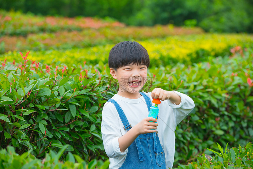 小朋友在户外吹泡泡图片