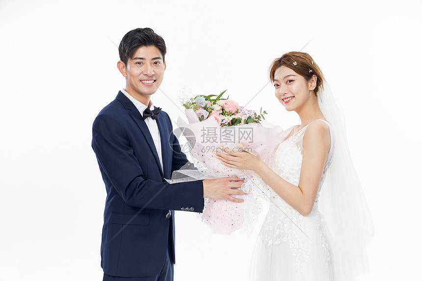 年轻情侣结婚男生送鲜花给女生