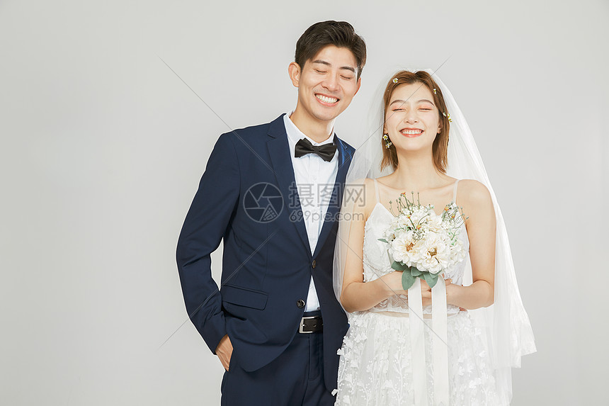 年轻夫妻婚纱照图片