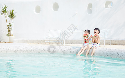 夏日西瓜泳池夏天小男孩和小女孩坐在泳池边开心吃西瓜背景