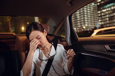 商务女性下班在车上缓解疲劳图片