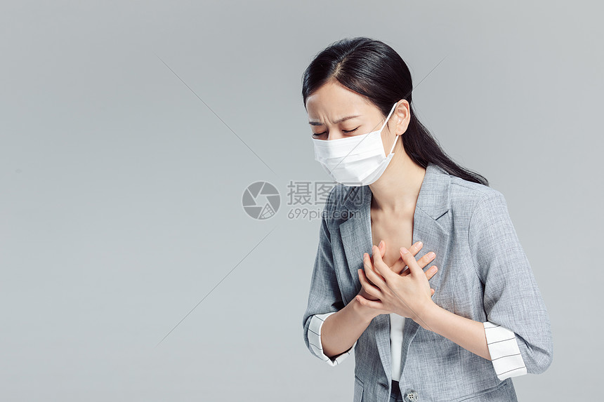 戴口罩的商务女性胸口痛图片