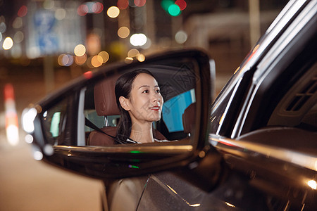夜晚后视镜里的女性司机驾车图片