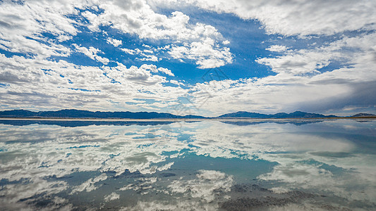 青海青藏线上大柴旦的湖泊倒影高清图片