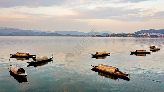 傍晚千岛湖水库的渔船归来背景图片