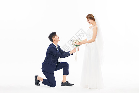年轻男士向女友求婚图片