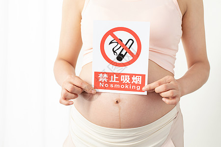 孕妇手拿禁烟标识牌背景图片