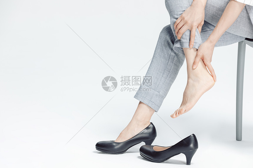 商务女性脚踝疼痛特写图片