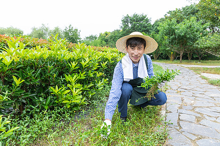 农夫在农场里摘杂草图片